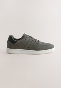 Baskets décontractées gris foncé à lacets avec semelle blanche et col rembourré, vues de côté sur fond neutre.