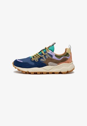 Kolorowy sneaker z mieszanką niebieskiego, brązowego, zielonego i fioletowego zamszu oraz materiałów siateczkowych, z masywną beżową podeszwą i teksturowanymi akcentami.