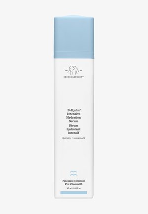 Drunk Elephant B-Hydra Intensive Hydration Serum Flasche mit blauem Deckel, gekennzeichnet mit den Hauptzutaten und einem Volumen von 50 ml, vor weißem Hintergrund.