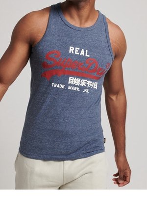 Marineblaues Tanktop aus weichem Stoff mit einem großen roten "SuperDry"-Logo und weißem Text, Rundhalsausschnitt und ärmellosem Design.
