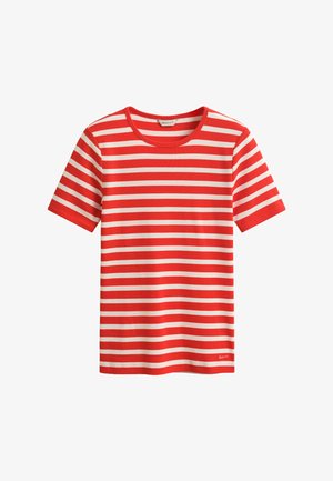 Maglietta a maniche corte con righe orizzontali rosse e bianche, scollo tondo e piccolo logo vicino all'orlo su sfondo semplice.
