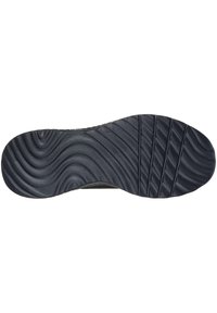 Suela de zapato de goma con un patrón texturizado en forma de ondas y surcos horizontales para mayor tracción. Color oscuro con un acabado suave, diseñado para un buen agarre.