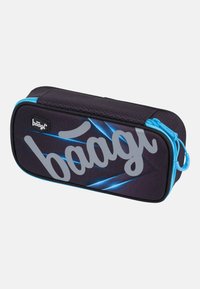 Astuccio per matite nero con zip e accenti blu, caratterizzato da una superficie texturizzata e un grande logo grigio. Le misure riflettono una forma rettangolare.