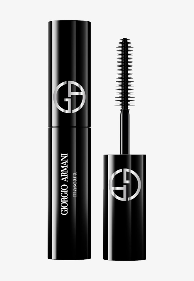 Tubo di mascara nero con logo e testo metallici. Pennello rimovibile con setole fini per l'applicazione. Forma cilindrica elegante.