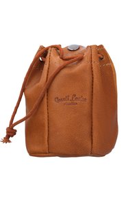 Brauner Leder-Zugbeutel mit strukturierter Oberfläche, metallischem Druckverschluss und geprägt Logo. Kompakte, zylindrische Form mit abgerundetem Boden.