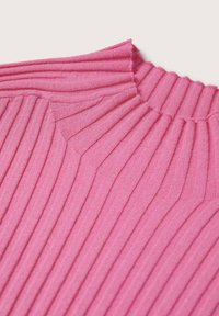 Różowy sweter o prążkowanej strukturze, z wysokim dekoltem, teksturowymi pionowymi paskami i delikatnie wykończonym brzegiem. Materiał wydaje się miękki i elastyczny.