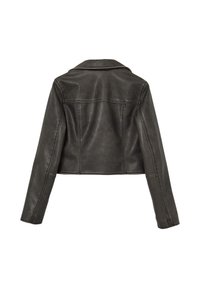 Schwarze, verkürzte Lederjacke mit langen Ärmeln, betonten Schulternähten, sichtbaren Nähten und einem Reverskragen. Rückansicht.