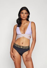 Vijolično bikini zgornji del z globokim izrezom in geometričnim zlatim vzorcem; kombiniran s črnimi visokim pasom spodnjimi deli z zlatim pasom z logotipom.