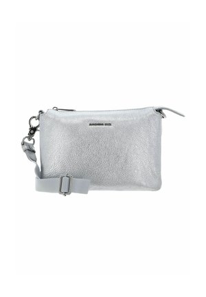 Silberne, strukturiertes Leder Umhängetasche mit verstellbarem Schultergurt und Reißverschluss oben, mit einem kleinen metallischen Markenlogo auf der Vorderseite.