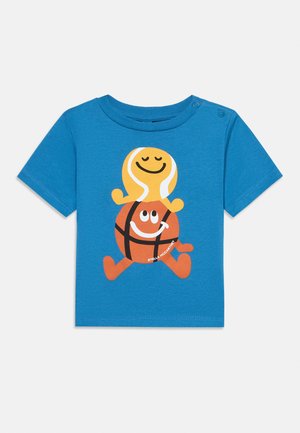 Tricou albastru cu mâneci scurte pentru copii mici, cu o minge de tenis galbenă zâmbitoare și personaje de baschet portocaliu, așezate una peste alta și mergând.