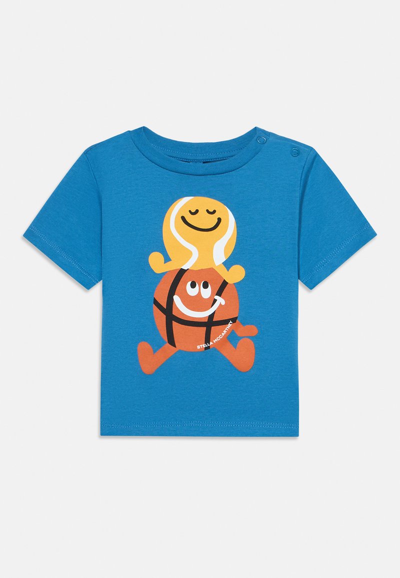 Μπλε παιδικό T-shirt με κοντά μανίκια, με έναν χαμογελαστό κίτρινο χαρακτήρα τένις και έναν πορτοκαλί χαρακτήρα μπάσκετ στοιβαγμένους και που περπατούν.