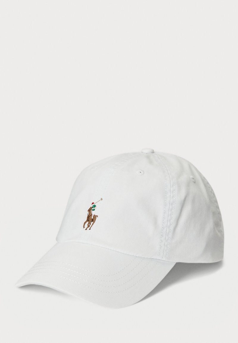 Balta beisbolo kepurė su išsiuvinėtu polo žaidėjo logotipu ruda, žalia ir raudona spalvomis priekyje, lenktu kraštu ir ventiliacinėmis skylutėmis.