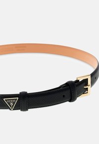 Cintura nera in pelle testurizzata con fibbia quadrata dorata e dettaglio logo a triangolo. Lato interno liscio beige. Regolabile con fori.