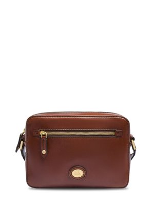 Borsa a tracolla in pelle marrone con tasca frontale con zip, cerniera dorata, targhetta con logo e tracolla regolabile su sfondo bianco.