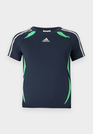 Camiseta deportiva azul marino de manga corta, con paneles laterales verdes y detalles de rayas blancas en los hombros. Presenta el logo de Adidas en el pecho.