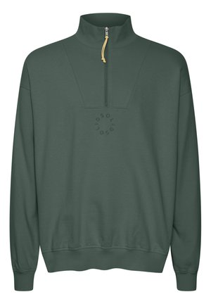 Mörkgrön sweatshirt med hög krage, halvdragkedja, ribbad textur på axlarna och en liten präglad logotyp på bröstet.