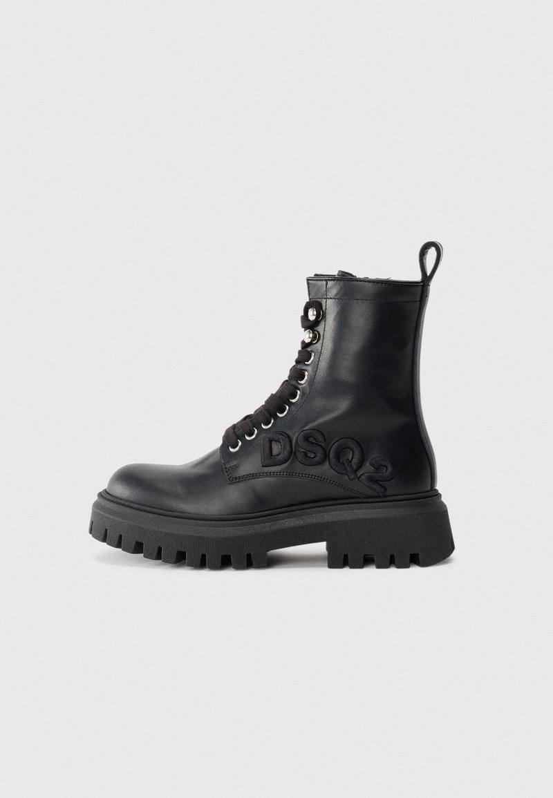 Schwarze Lederkampfstiefel mit dicker Sohle, schwarzen Schnürsenkeln, einer Zuglasche an der Ferse und "DSQ2" auf der Seite gestickt.