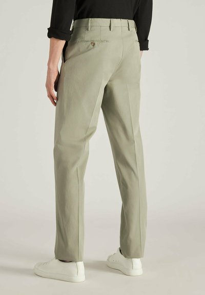 Lichtgroene broek van een gladde stof, met een rechte snit, achterzakken en een knoopdetail op de tailleband.