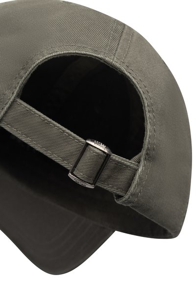 Casquette de baseball vert olive avec une visière incurvée, fabriquée en tissu texturé. Sangle réglable avec des éléments métalliques à l'arrière.