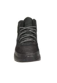 Czarne zamszowe buty trekkingowe z szarymi sznurowadłami, z wysokim wsparciem kostki, gumową podeszwą i wzmocnionym noskiem. Posiadają logo na języku oraz teksturowane akcenty materiałowe.