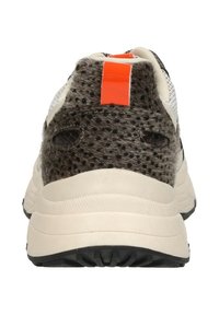 Bruine gestructureerde sportschoen met een witte mesh bovenkant, oranje accent op de hak, een dikke witte tussenzool en een zwarte rubberen zool.