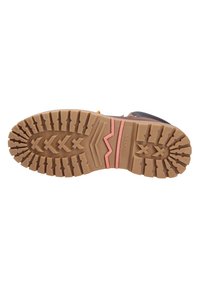 Semelle de botte de randonnée marron avec des motifs de bande de roulement profonds et angulaires, en matériau caoutchouteux marron clair, et accent zigzag rose près du talon. Marque : Dockers.