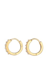 Goldene Creolen mit einer glatten Oberfläche, die auf einer Seite mit kleinen klaren Steinen in einer Reihe verziert sind. Rundes Design mit einem Klappverschluss.