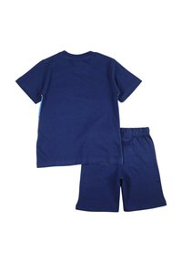 Ensemble de chemise à manches courtes et short bleu marine en coton doux. La chemise présente un col rond ; le short a une taille élastique.