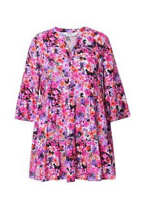 Robe florale avec un mélange de couleurs violet, rose et noir. Fabriquée en tissu léger, elle a un décolleté en V, des manches trois-quarts et une jupe à couches.