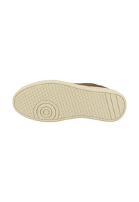 Zapato marrón con una suela de goma beige claro y texturizada. La suela presenta un logo circular y un patrón de diamantes para mayor tracción.