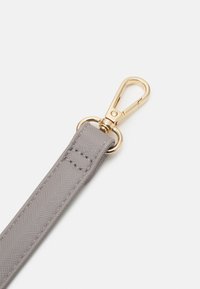 Correa de tela gris con textura suave, equipada con un broche y anilla de metal dorado para sujeción. Diseño simple, adecuado para múltiples usos.