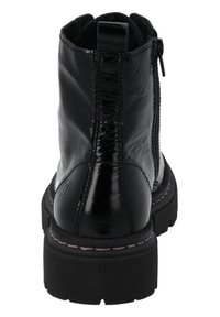 Stivaletti alla caviglia in pelle verniciata nera con punta rotonda, chiusura con zip sul retro e pannello laterale texturizzato. Suola in gomma spessa con cuciture a contrasto.
