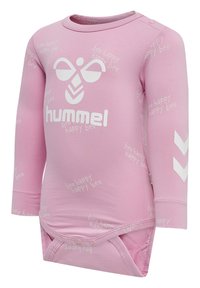 Różowy body z długim rękawem, wykonane z miękkiego materiału, z logo "hummel" oraz powtarzającym się napisem "bee happy". Posiada zapięcia na zatrzaski u dołu.