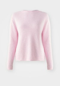 Jasnoróżowy sweter z dzianiny o prążkowanej fakturze, z długimi rękawami i okrągłym dekoltem. Materiał wydaje się miękki i wygodny.