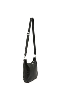 Borsa a spalla in pelle nera con hardware in argento, tracolla regolabile, texture liscia, chiusura con zip e design minimalista.