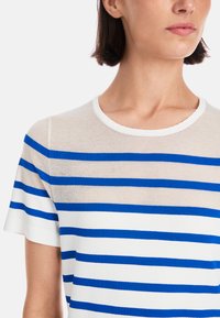 Gestreiftes T-Shirt aus leichtem Material mit horizontalen blauen und weißen Streifen, Rundhalsausschnitt und kurzen Ärmeln mit strukturiertem Saum.