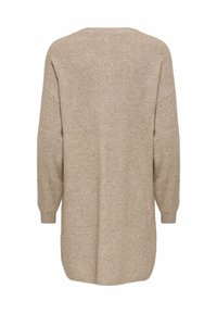 Robe-pull beige en tricot avec un large décolleté, des manches longues et des détails côtelés le long des épaules et des poignets. Texture lisse.