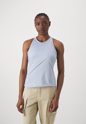 Ljusblå ärmlös topp i ett mjukt, stretchigt material med rundad hals och racerback-design, kombinerad med beige cargobyxor.