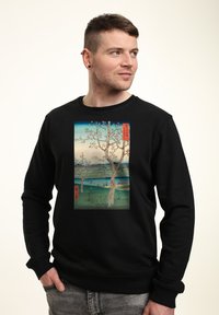 Il sudore nero presenta una grafica frontale che mostra un paesaggio con alberi, montagne e acqua in colori morbidi e tenui.