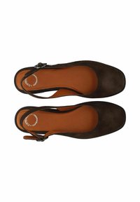 Scarpe slingback in suede marrone con punta morbida e arrotondata e una soletta arancione liscia. Presenta una cintura regolabile fissata con una fibbia in metallo.