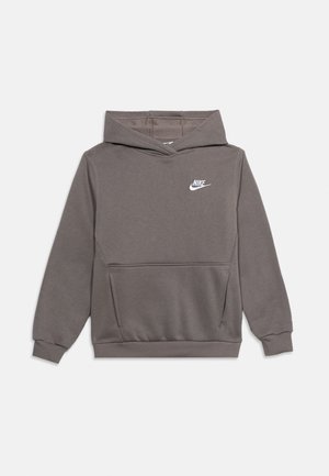 Sweat à capuche Nike gris foncé avec poche kangourou et logo Nike blanc sur le côté gauche de la poitrine, présenté sur un fond blanc uni.