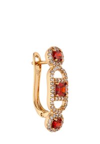 Guldfarvet ørering med tre røde ædelstene omkranset af klare krystaller, med en buet kroglukning og et stilrent design.