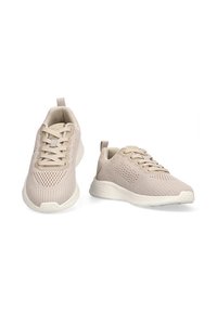 Zapatillas de deporte beige con parte superior de malla, detalles texturizados, collar acolchado y una media suela blanca. Cuentan con cordones y una tirador trasero.