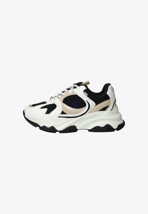 Stevige witte sneaker met zwarte mesh, beige accenten, dikke witte zool en witte veters, gezien vanaf de buitenkant.