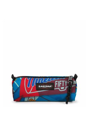 Estuche rectangular Eastpak para lápices con cremallera, con diseño multicolor en rojo, azul y granate y detalle de texto "Cincinnati Fifty-Two".