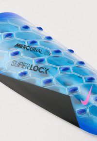 Μπλε και μαύρος προστατευτικός επιγονατίδας ποδοσφαίρου με εξαγωνικό σχέδιο, ανάγλυφες μπλε λεπτομέρειες και γράμματα: "MERCURIAL LITE" και "SUPERLOCK".