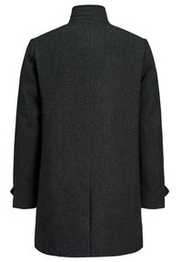 Svart texturerad kappa med hög krage, långa ärmar och rak passform. Den har ett subtilt rutmönster och inga synliga knäppningar.