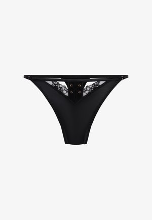 Slip bikini nero con pannelli in pizzo e dettaglio incrociato sul davanti, caratterizzato da sottili spalline laterali regolabili su sfondo bianco.