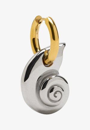 Srebrny wisiorek w kształcie ślimaka, o błyszczącej powierzchni, z złotą obrączką. Gładka tekstura z spiralnym detalem na korpusie.