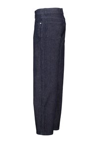 Miestne tmavomodré pásikavé nohavice s pútkami na opasok, bočnými vreckami a zadným vreckom, zobrazené zo strany.